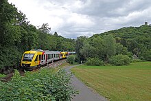 LINT 41-Triebwagen der Frankfurt-Königsteiner Eisenbahn unterhalb der Burg Königstein auf der Fahrt nach Frankfurt