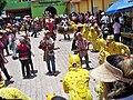 La Danza de Corpus Christi es tan bien conocida por los nombres de sus personajes principales adultos, llegando a ubicarse como "la danza del Calalá", "la danza del Gigante" o "la danza de los tigres", en esta imagen se puede apreciar a los personajes que normalmente bailan juntos en el mismo espacio: Tigres, Calalá, Gigante, Gigantillo y Chamulas. Suchiapa, Chiapas, México, 2017. Cortesía de Mariela TC.