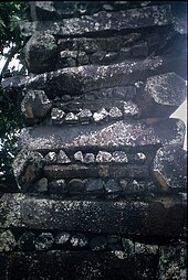 Photo montrant des blocs de basalte cylindriques superposés dans des directions opposées