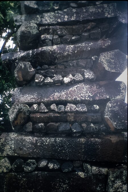 ไฟล์:Detail_of_a_wall_constructed_of_columnar_basalt_pieces_at_Nan_Madol.jpg