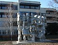 Aus Beton frei geformte Monumentalskulptur (7,40 Meter breit, 5,40 Meter hoch) am neuen Standort im Stadtpark Dinslaken