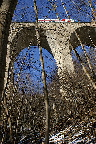 File:Drachenlochbrücke; Ansicht vom Tal.jpg