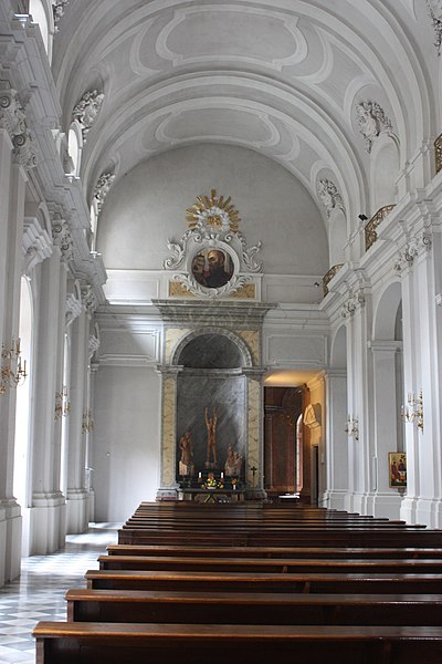 File:Dresden, die katholische Hofkirche, Seitenschiff.JPG