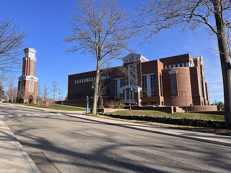 File:ECSU clock tower and library, 2022-4-12.jpg