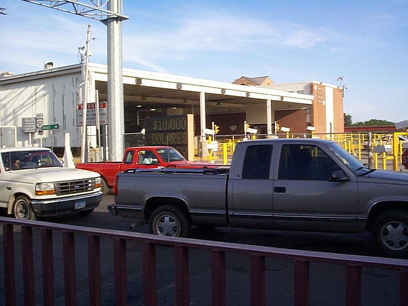 File:Eagle Pass Port of Entry 2001.jpg