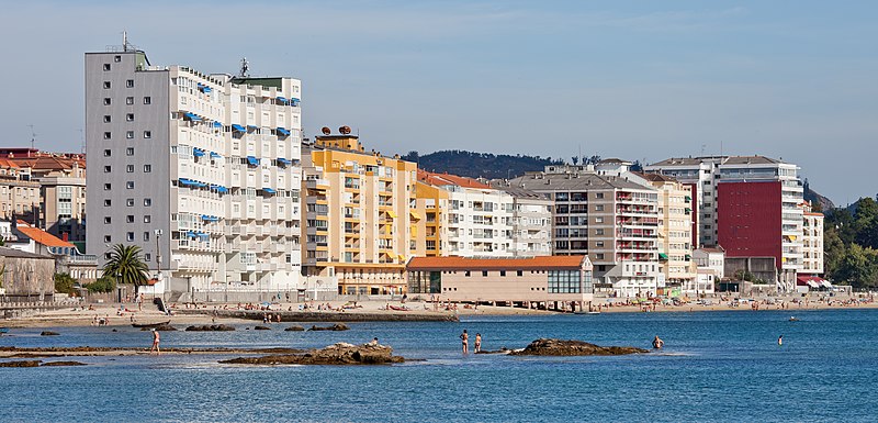 File:Edificios entre O Carril e Vilagarcía de Arousa. Galicia-53.jpg