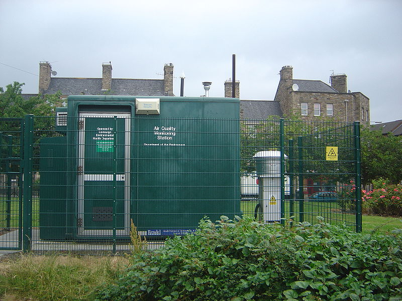 ملف:Edinburgh air quality measurement station dsc06786.jpg