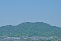 南東側から見た絵下山 Nikon D300 AF-S VR Zoom-Nikkor ED 70-300mm F4.5-5.6G (IF) (Commons)