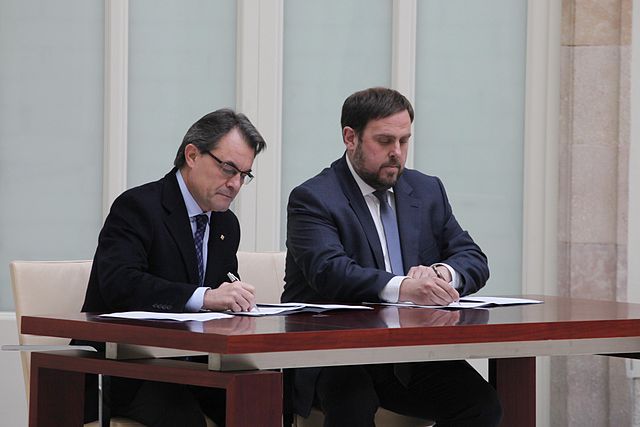 Artur Mas and Oriol Junqueras, signing the 2012–2016 governability agreement on 19 December 2012