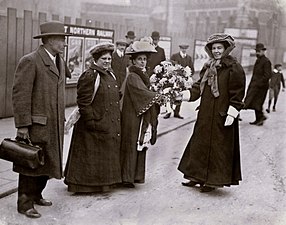 De gauche à droite : Frederick Pethick-Lawrence, Flora Drummond, Jennie Baines et Emmeline Pethick-Lawrence, vers 1906-1910.