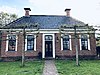 Dwarshuis met symmetrische opbouw, voormalige schoolmeesterswoning