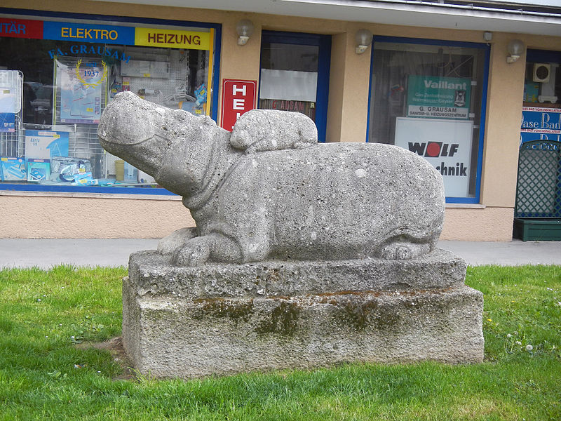 File:Erdbergstraße Flusspferdskulptur.jpg