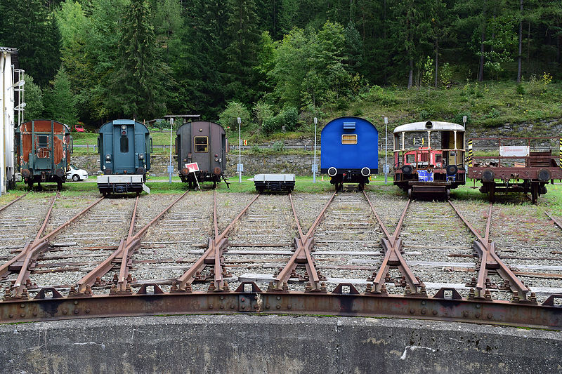 File:Erzbergbahn - abgestellte Waggons neben dem Ringlokschuppen in Vordernberg.jpg