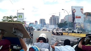 Escuderos confronting the Venezuelan National Guard
