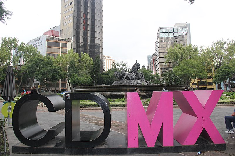 File:Escultura con la palabra CDMX en la glorieta de la fuente de Cibeles.jpg