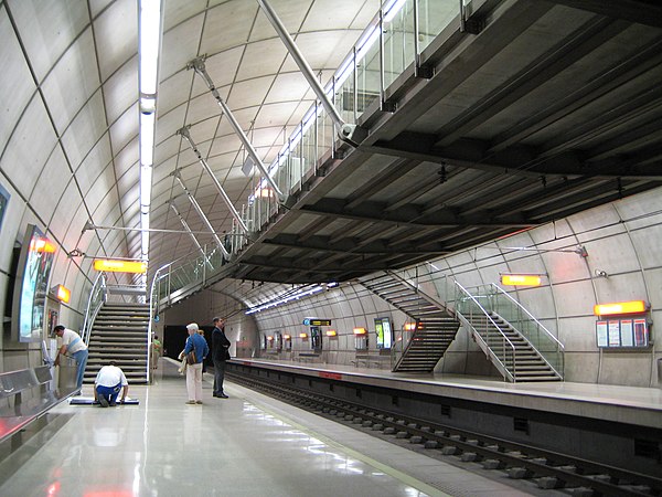 Basarrate Station (lines 1 and 2), with the characteristic "cavern" architecture that most stations have