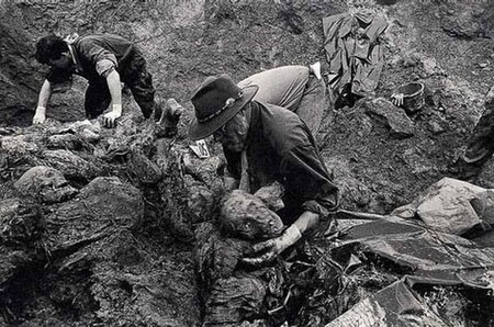 Tập_tin:Exhumations_in_Srebrenica_1996.jpg