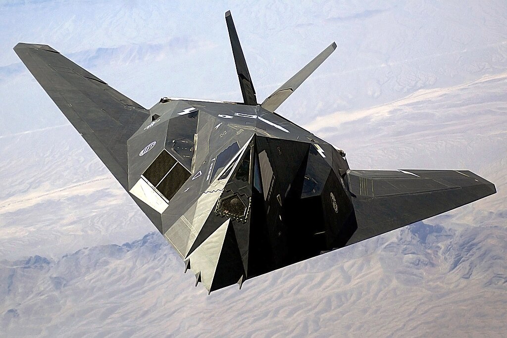 https://upload.wikimedia.org/wikipedia/commons/thumb/a/a1/F-117_Nighthawk_Front.jpg/1024px-F-117_Nighthawk_Front.jpg