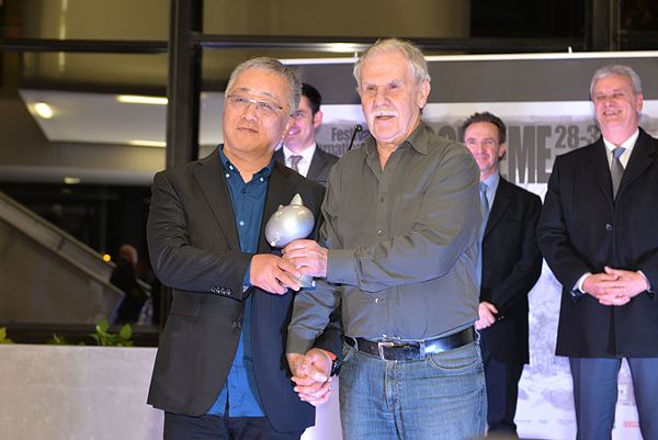 The previous year's recipient Katsuhiro Otomo (left), presenting Hermann Huppen with the Grand Prix de la ville d'Angoulême in 2016.