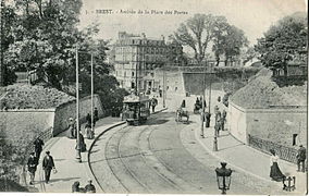 Les Glacis, Porte Landerneau, vue de la place de la Liberté ; derrière les murs, la place des Portes ouvrant sur la rue de Siam et la Grand-rue (renommée rue Louis-Pasteur en 1907).