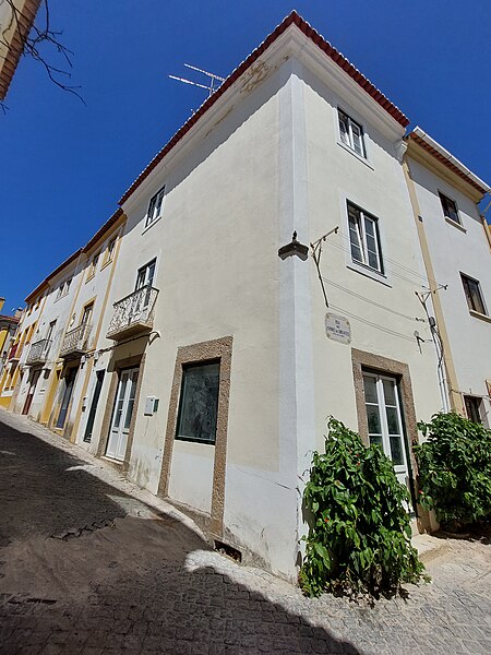 File:Fachada principal e sul da Casa na Rua do Outeiro (actual Rua José Estêvão), 28 e 30.jpg