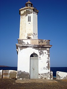 位在普拉亞港的入口處的多納瑪麗亞皮婭燈塔，建於1881年，以葡萄牙女王薩伏依的瑪麗亞·皮婭命名。