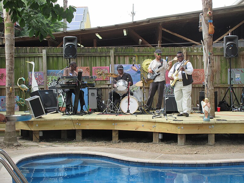 File:Faubourg Mariny Pool, New Orleans, May 2016 - 09.jpg