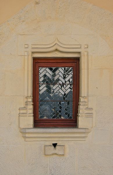 File:Fenêtre hospices Beaune.jpg