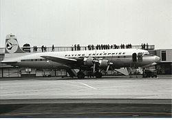 Die geleasten Douglas DC-7 der Flying Enterprise trugen unterschiedliche Bemalungen