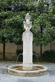 Fountain Marché-aux-Carmes bolluk commerce.jpg