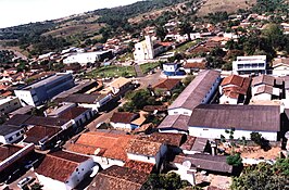 Het plein Cônego Trindade met de katholieke kerk Nossa Senhora Piedade in Orizona