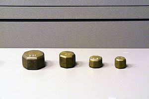 Four weights - Musée des arts et métiers - Inv 17675.jpg