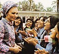 فرح ديبا في زيارتها للطالبات الإيرانيات