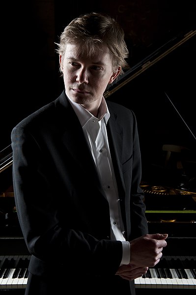 File:Frederik Magle - In front of a piano.jpg