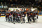 Photographie couleur de l'équipe de hockey sur glace de Fribourg-Gottéron saluant son public en 2010