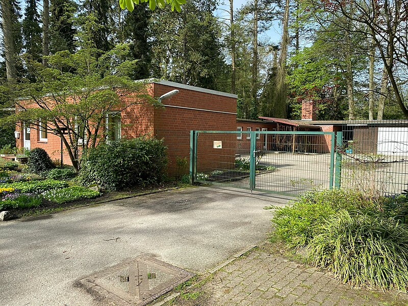 File:Friedhof Ohlsdorf - Gärtnerei bei Kapelle 7.jpg