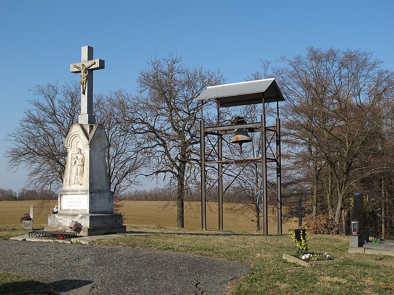 File:Friedhofskreuz hagensdorf luising.JPG