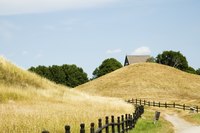 Gamla Uppsala by BarbroB. Liksom borgruiner kan "nationalmonument" i eller vid större städer bli överrepresenterade. I detta fall har dock bilden en märkligt grafisk karaktär samtidigt som färgerna är milda.