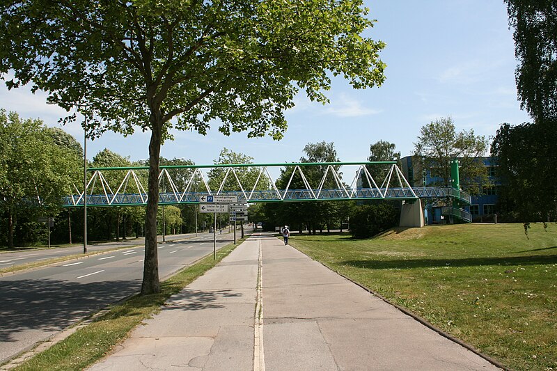 File:Gelsenkirchen - Willy-Brandt-Allee - Fußgängerbrücke Gelsenwasser 04 ies.jpg