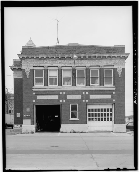 File:General view of front (north) elevation - City Fire Department Headquarters, 19 First Street Southwest, Mason City, Cerro Gordo County, IA HABS IOWA,17-MASCIT,5-2.tif