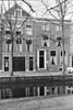 Bedrijfspand met bovenwoning, in 1897 ontworpen in een sobere eclectische bouwtrant. Het is van belang als relatief gaaf voorbeeld van een bedrijfspand met bovenwoning uit ca. 1900 in een sobere eclectische bouwtrant.