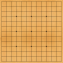 Ein traditioneller Goban (19x19)