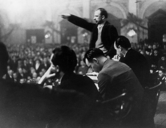 Walter Ulbricht redete am 22. Januar 1931 auf einer gemeinsamen Veranstaltung von Nationalsozialisten und Kommunisten in Berlin; vorn links Joseph Goebbels, der Auftraggeber der Goebbelsschnauze.