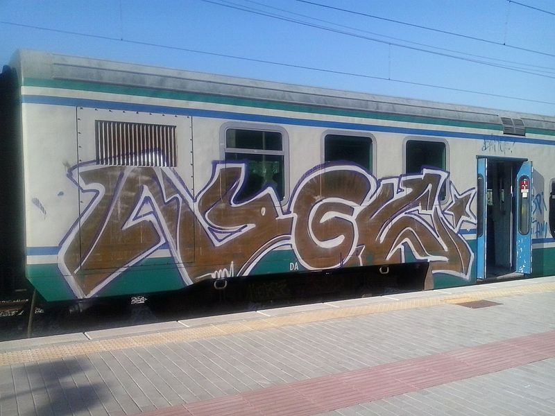 File:Graffiti on rolling stock in Rome 117.jpg