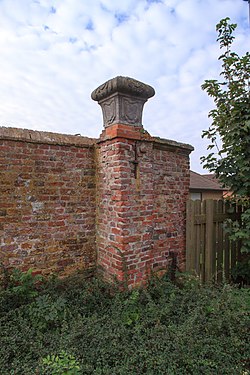 Reste der ehemaligen Burgmauer in Groß Midlum
