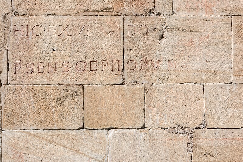 File:Gurk Dom südl. Außenmauer Inschrift HIC EXUL WIDO 10042015 1786.jpg