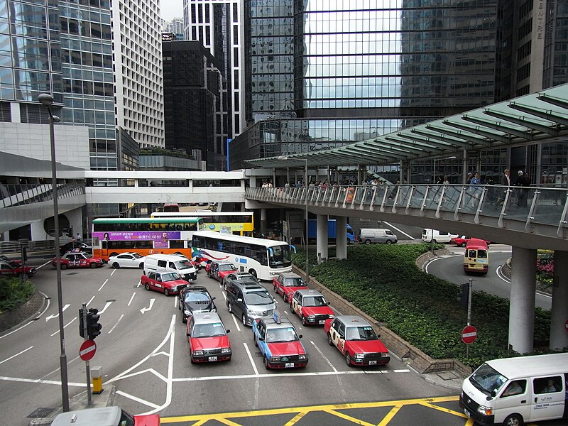 File:HK Central footbridge 中環 干諾道中 Connaught Road Pedder Street April-2012.JPG