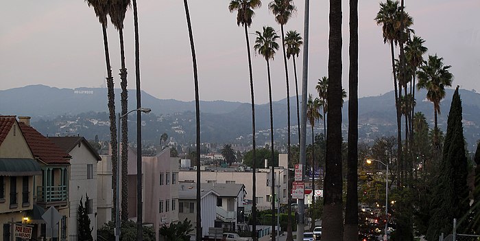 De Hollywood Hills (met links het Hollywood Sign) gezien vanaf Normandie Avenue in Los Angeles.