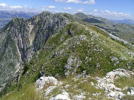 Hreben Cabulji, spadajici prudce do kanonu Dreznice.jpg