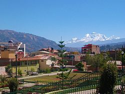 Huaraz cu Nevado Huascarán în fundal